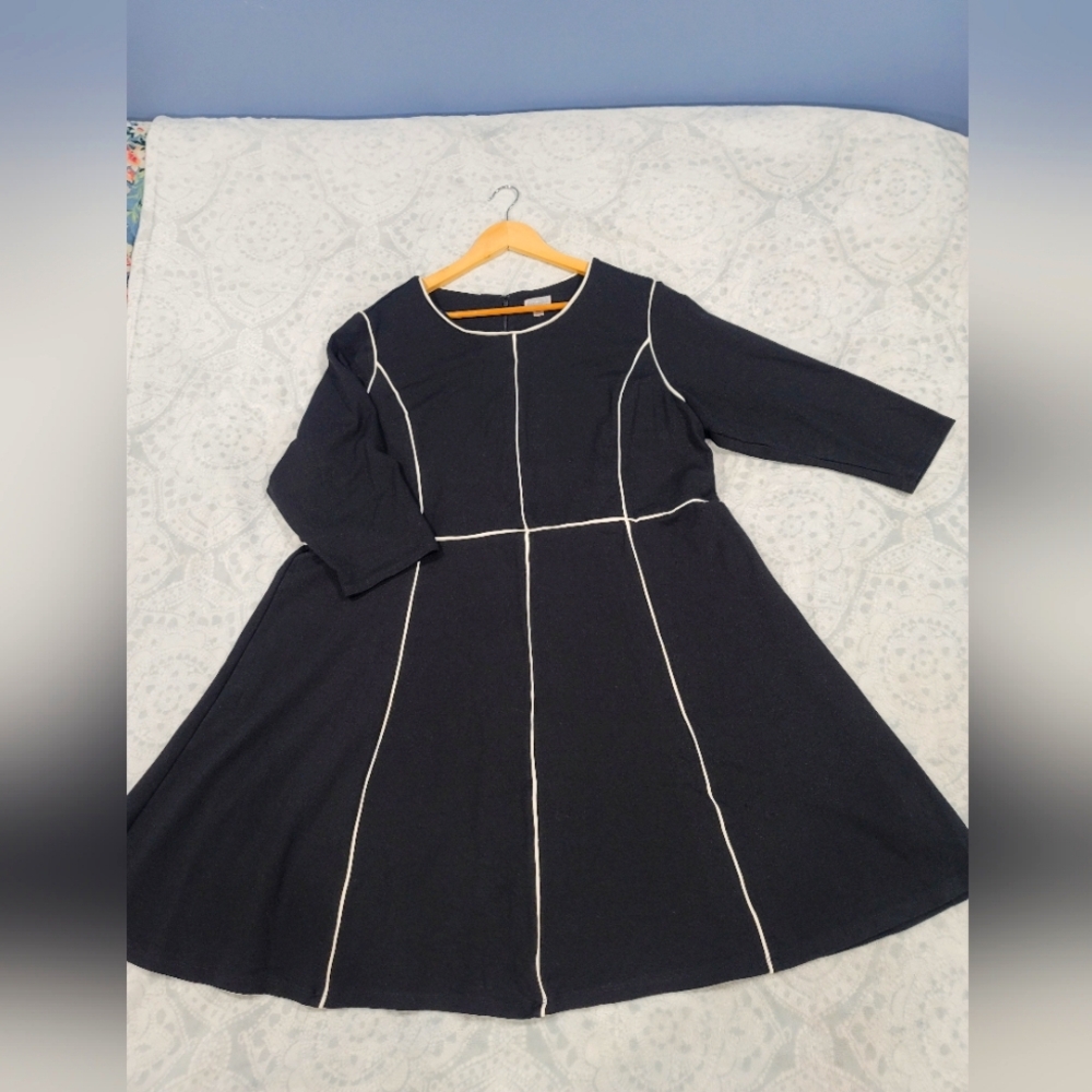 Avenue VIP women's black dress with white lines, size 22-24, A-line, 3/4 sleeves